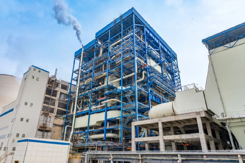 全球首台700兆瓦高效超超临界循环流化床锅炉并网发电