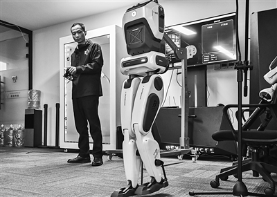 新品密集发布 人形机器人加速产业“进化”