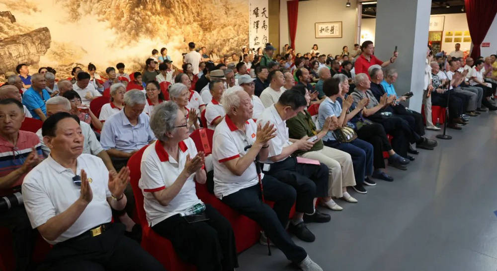 https://q6.itc.cn/q_70/images01/20250630/f9ecf65b522046879175fbfdcb912dfd.jpeg